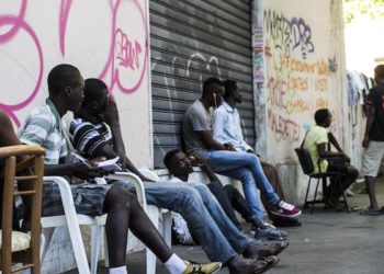 Firenze: shopping on line dei profughi oltre 200 euro al centro di accoglienza
