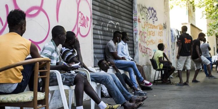 Firenze: shopping on line dei profughi oltre 200 euro al centro di accoglienza