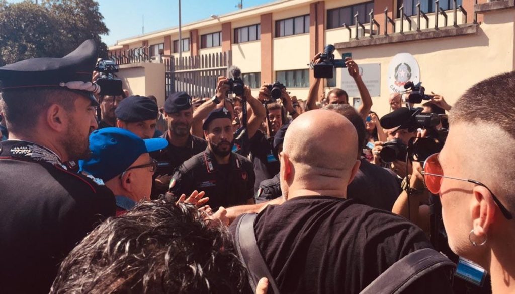 Tensioni a Castel Volturno per l'arrivo di Salvini