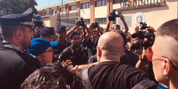 Tensioni a Castel Volturno per l'arrivo di Salvini