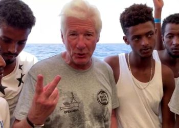 Avanti un altro! Richard Gere fa l’avvocato delle ong: esposto contro l’Italia