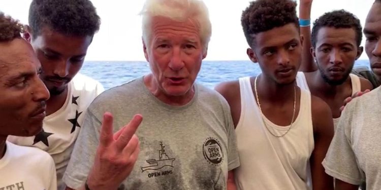 Avanti un altro! Richard Gere fa l’avvocato delle ong: esposto contro l’Italia