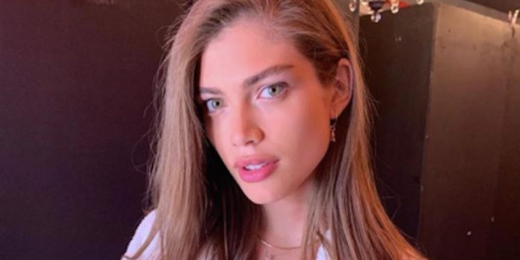 Victoria’s Secret infrange un altro tabù: ingaggiato il primo “angelo” trans. Un brand in declino