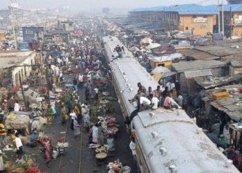 Nigeria: scoperta una “fabbrica di bambini”, donne segregate e messe incinte per vendere i neonati