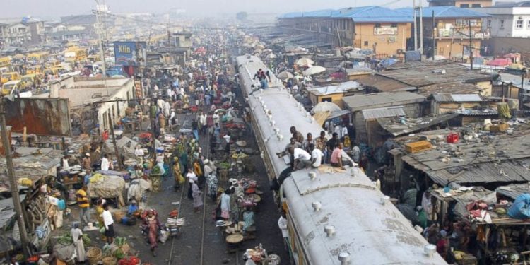 Nigeria: scoperta una “fabbrica di bambini”, donne segregate e messe incinte per vendere i neonati