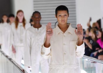Gucci, camicie di forza in passerella. E’ polemica