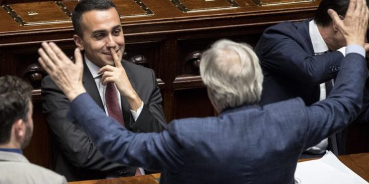 Vittorio Sgarbi: “Quando il figlio di Grillo è stato accusato di stupro, Beppe ha fatto Di Maio ministro degli Esteri, cercando la copertura del Pd che controlla i Giudici”