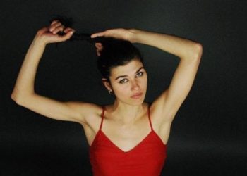 Gloria Cuminetti aggredita da straniero irregolare: “non sono razzista, non ha ricevuto amore”. Il razzismo dei giustificazionisti