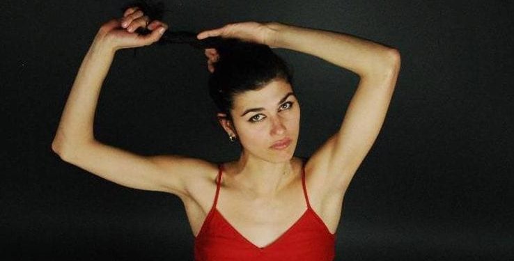 Gloria Cuminetti aggredita da straniero irregolare: “non sono razzista, non ha ricevuto amore”. Il razzismo dei giustificazionisti