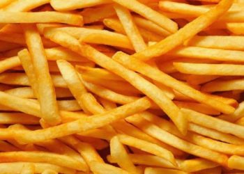 Mangia solo patatine fritte e diventa cieco a 17 anni