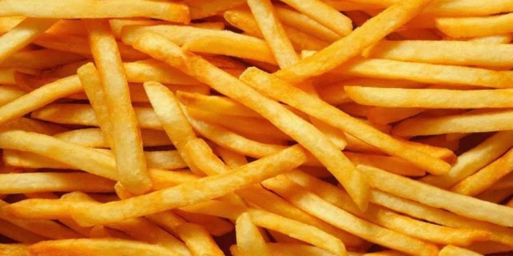 Mangia solo patatine fritte e diventa cieco a 17 anni