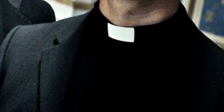 Prete in overdose di cocaina mentre accompagna gli studenti in gita