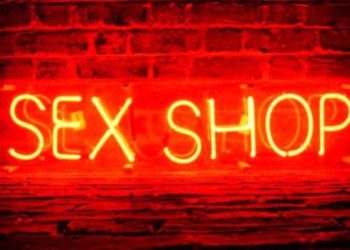 Apre il primo sex shop “con valori cristiani”: niente pornografia né intimo sexy. Brivido soporifero
