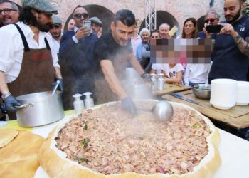 Un panino al lampredotto da Guinness, il più grande del mondo, oggi al Caffè Letterario Le Murate di Firenze.
