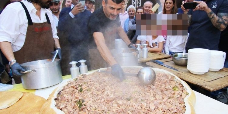 Un panino al lampredotto da Guinness, il più grande del mondo, oggi al Caffè Letterario Le Murate di Firenze.