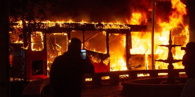 Ancora scontri in Cile, Piñera: “Siamo in guerra”