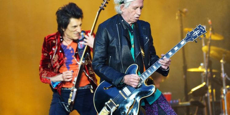Ronnie Wood: il grande chitarrista degli Stones e dei Faces si racconta