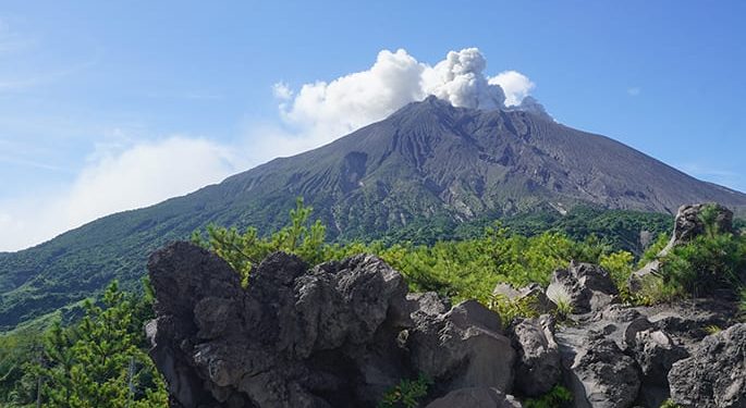 Explore two sides of Japan
