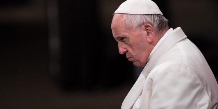 Papa Bergoglio nomina tredici Cardinali e prova a scegliere il proprio successore: sarà Cardinal “Tortellino” o il Cardinale Czerny che pone sul suo stemma un barcone di migranti?