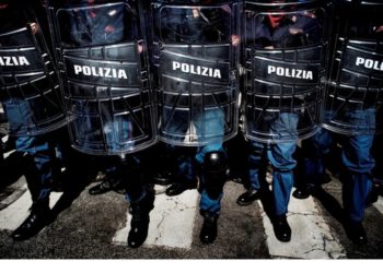 Codici su casco, gilet e divisa: la legge Pd per schedare gli agenti