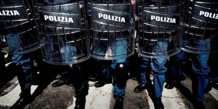 Codici su casco, gilet e divisa: la legge Pd per schedare gli agenti