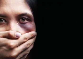 Paura al centro commerciale: marocchino accoltella la moglie