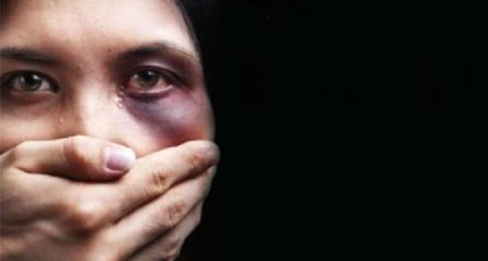 Paura al centro commerciale: marocchino accoltella la moglie