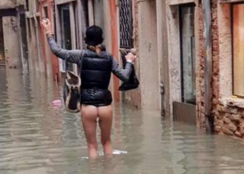 Veneziani, siamo in mutande: nuda per le calle a Venezia, la foto diventa un simbolo