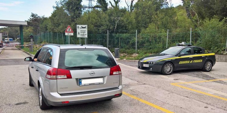 In Italia circolano 97.000 auto fantasma: sono intestate a prestanome, e spesso usate per commettere reati