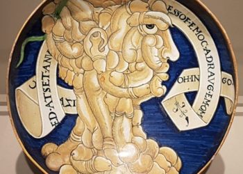 “Teste di Cazzi”, allocuzione di solito rivolta a destinatario singolo, é una maiolica di Francesco Urbini.