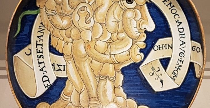 “Teste di Cazzi”, allocuzione di solito rivolta a destinatario singolo, é una maiolica di Francesco Urbini.
