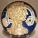 “Teste di Cazzi”, allocuzione di solito rivolta a destinatario singolo, é una maiolica di Francesco Urbini.