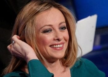 “Anche mia figlia mi chiama genitore 1!” Giorgia Meloni scherza su “Io sono Giorgia”