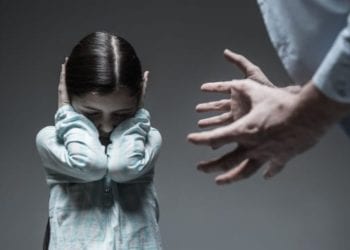 Mamma invia foto della figlia tredicenne a uomini conosciuti su internet