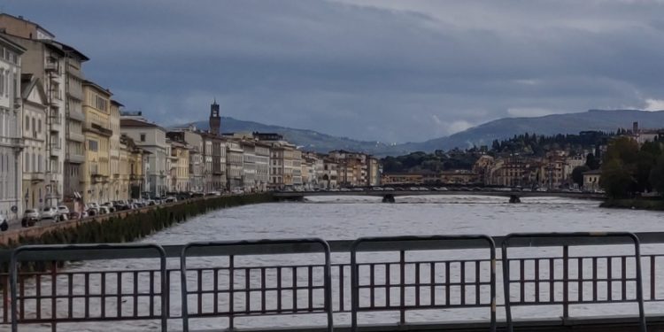 L’Arno fa paura, a Sieci è livello strada, mai così da vent’anni