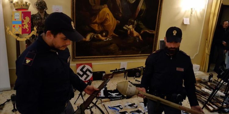 Perquisizioni tra Siena e Firenze, in 12 progettavano di far saltare la moschea. Tre sono dipendenti di Banca Mps