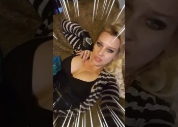 La ex pornostar Viky Moore: “Mi offro per soddisfare tutti i migranti in Italia”