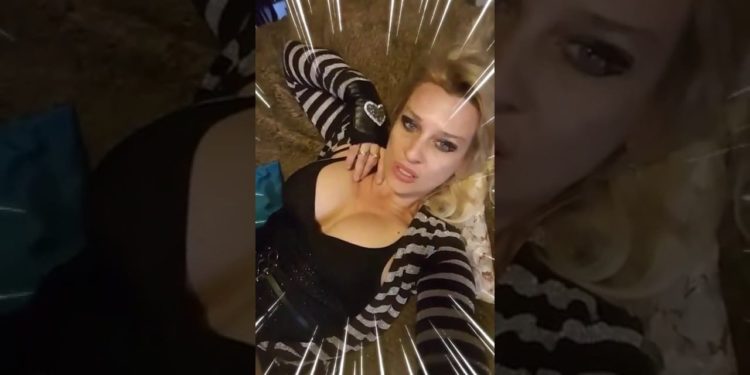 La ex pornostar Viky Moore: “Mi offro per soddisfare tutti i migranti in Italia”