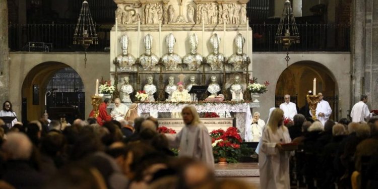 Firenze, fedele molto pio prende a calci una bimba che ha fatto confusione a messa