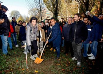Braccia rese all’agricoltura, Luigi Di Maio si arma di vanga e pianta un albero a Casoria (Video)