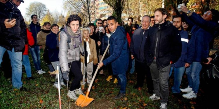 Braccia rese all’agricoltura, Luigi Di Maio si arma di vanga e pianta un albero a Casoria (Video)