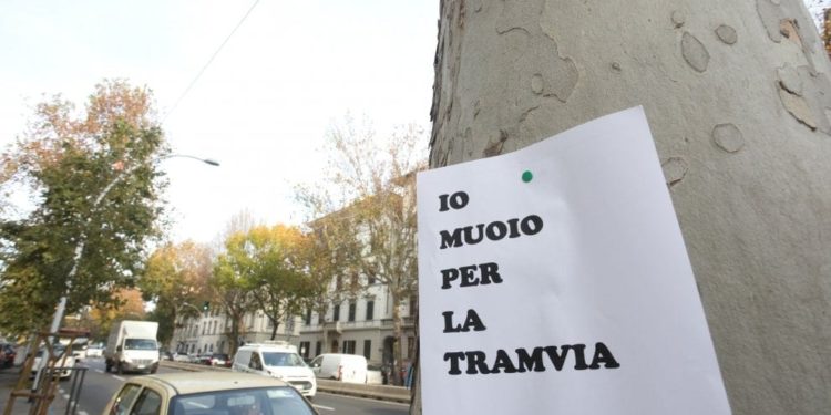 Firenze, il Pd pesantemente contestato durante un’assemblea per le nuove linee della Tramvia (VIDEO)