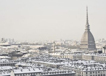 Greta arriva a Torino per il global warming sotto la neve