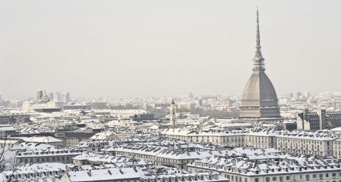 Greta arriva a Torino per il global warming sotto la neve