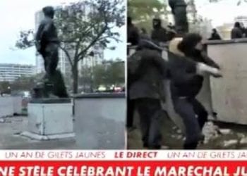 I gilet gialli distruggono la statua del Maresciallo Alphonse Juin.