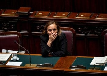 Lamorgese vuole regolarizzare tutti gli immigrati