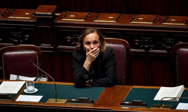 Lamorgese vuole regolarizzare tutti gli immigrati