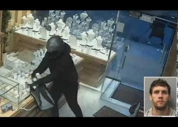 Rapina spettacolare a Londra. Entrano in Range Rover in gioielleria (VIDEO)