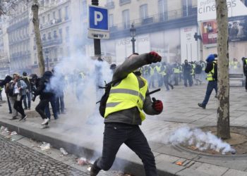 La protesta dei gilet gialli la spunta. Parigi ritratta la riforma pensioni