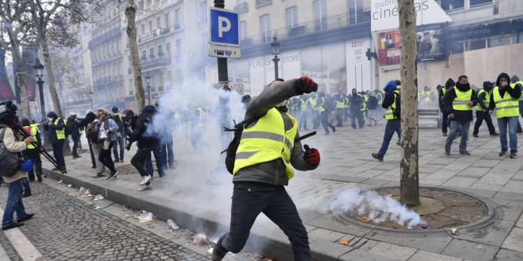 La protesta dei gilet gialli la spunta. Parigi ritratta la riforma pensioni